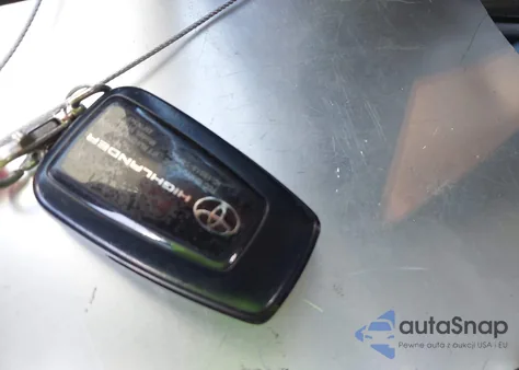 2021 Toyota Highlander Xle z USA, uszkodzony, nr VIN 5TDHZRAH8MS521018